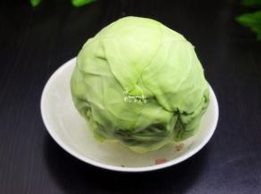 准备一个新鲜包菜，