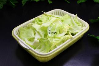 包菜，用手撕碎成小块，洗净，沥干水。