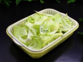 包菜，用手撕碎成小块，洗净，沥干水。