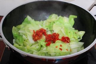 当包菜炒至变软的时候，加入剁椒，没有剁椒的可以用干辣椒比较香。如果干辣椒没有、剁椒也没有，也可以用新鲜辣椒。洗净吃辣的可以用指天椒，会更加麻辣，开胃哦。