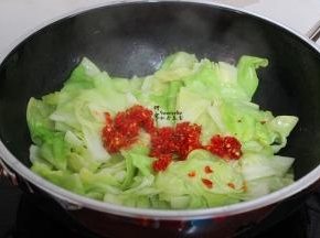 当包菜炒至变软的时候，加入剁椒，没有剁椒的可以用干辣椒比较香。如果干辣椒没有、剁椒也没有，也可以用新鲜辣椒。洗净吃辣的可以用指天椒，会更加麻辣，开胃哦。