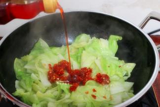 这个时候要倒入麻辣油，麻辣油炒的手撕包菜，麻辣脆爽，很开胃，下饭，比肉还好吃。