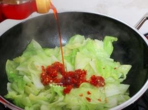 这个时候要倒入麻辣油，麻辣油炒的手撕包菜，麻辣脆爽，很开胃，下饭，比肉还好吃。