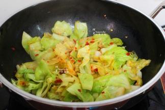 炒熟之后，放香醋、盐，炒均即可。炒好的白菜色味俱全，麻辣飘香，很好吃。