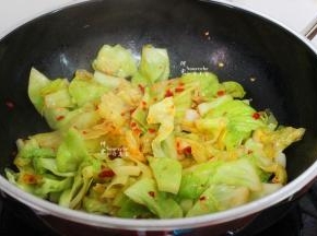 炒熟之后，放香醋、盐，炒均即可。炒好的白菜色味俱全，麻辣飘香，很好吃。