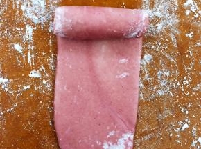 再次由上往下卷起。