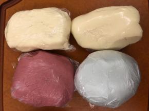 将水油皮的材料混合（如果要做粉色则把红曲粉加入，蓝色加蝶豆粉）揉成面团，放入冰箱第二天做（我做了双份，一份红，一份蓝），油酥部分轻揉抱团即可。第二天取出，将水油皮部分继续揉搓一会，变得柔软，延展性很好。