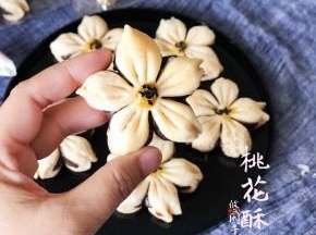 之前做的原色的桃花酥。