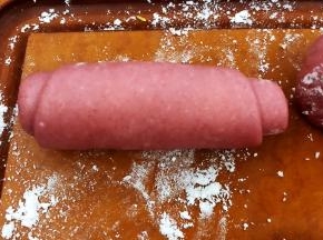 从上往下卷起，成小卷卷。醒20分钟。