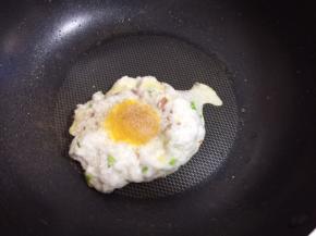 做法2：没有烤箱的小伙伴可直接用平底锅哦。只需要将平底锅刷上一层油，勺入蛋白整好造型，在锅沿淋入半勺清水，盖上锅子中小火约焖煎5分钟，然后勺入一整颗蛋黄再焖煎4分钟，起锅后撒盐和黑胡椒即可。
喜欢蛋黄熟一些的可以煎久一点，具体时间自己把握哦……
