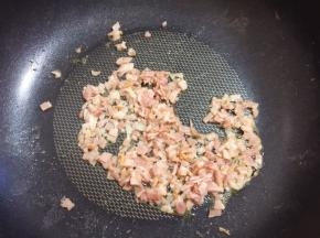 起锅刷上油，将培根煎熟