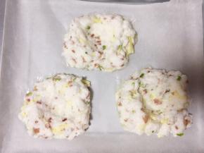 将香葱、培根、芝士碎倒入打好的蛋清中翻拌均匀。然后分成4份勺入烤盘中，最好用金盘哦，中间挖一个凹形
