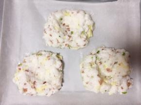 将香葱、培根、芝士碎倒入打好的蛋清中翻拌均匀。然后分成4份勺入烤盘中，最好用金盘哦，中间挖一个凹形
