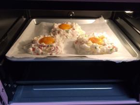 送入烤箱中层，约170度烤5分钟。然后取出，将蛋黄勺入凹形处，并撒上少许盐和黑胡椒粉，再次送入烤箱中烤3分钟即可