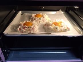 送入烤箱中层，约170度烤5分钟。然后取出，将蛋黄勺入凹形处，并撒上少许盐和黑胡椒粉，再次送入烤箱中烤3分钟即可