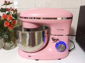 将蛋清倒入面桶中，开启厨师机6档打蛋功能