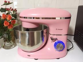 将蛋清倒入面桶中，开启厨师机6档打蛋功能