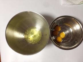 接着将鸡蛋的蛋清和蛋黄分离，蛋黄别弄破哦