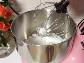 将蛋清打至硬性发泡有直立尖角即可