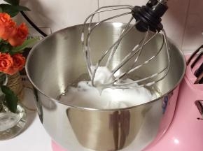 将蛋清打至硬性发泡有直立尖角即可