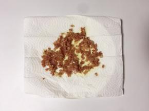 煎熟的培根放至吸油纸吸掉多余油份