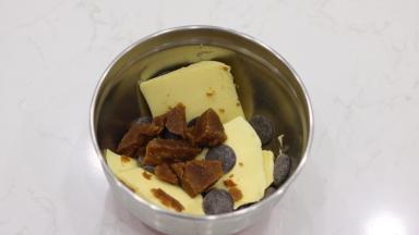 1.黑巧克力币与黄油、红糖一起秤量放入打蛋盆