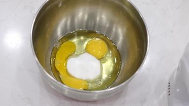 3.将鸡蛋加入砂糖高速打至体积膨大发白