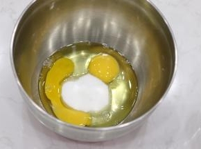 3.将鸡蛋加入砂糖高速打至体积膨大发白