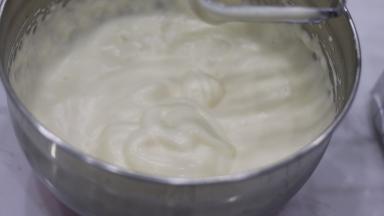 4.出现明显清晰纹路的浓稠状态（如果不好打发可以隔热水进行打发）