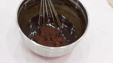 5.可可粉加入融化的巧克力混合液中用蛋抽搅拌均匀至无颗粒