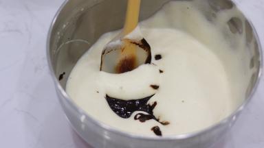 6.	打发好的全蛋液分两次加入【步骤5】中，确保第一次翻拌混合均匀后再加入剩余全蛋液