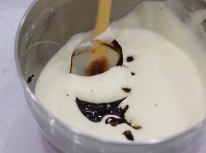 6.	打发好的全蛋液分两次加入【步骤5】中，确保第一次翻拌混合均匀后再加入剩余全蛋液
