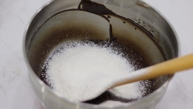 7.	筛入低筋面粉，翻拌至略有干粉