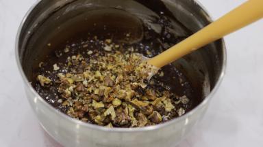 8.	加入烤香切碎的核桃仁（160℃烘烤10分钟左右），翻拌至没有干粉