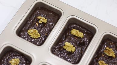 9.将布朗尼面糊装入裱花袋后挤入模具约9分满