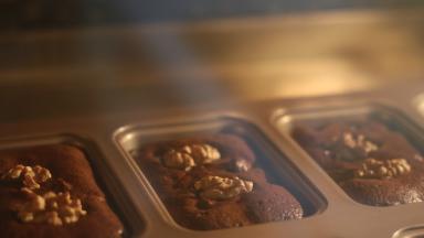 10.预热好的烤箱转至170℃烘烤25-30分钟，出炉脱模即可