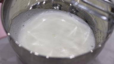 2.	加入1/2砂糖打至粗泡消失泡沫细腻