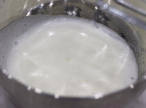 2.	加入1/2砂糖打至粗泡消失泡沫细腻