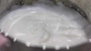 3.	再加入剩余糖的一半打至蛋白开始出现纹路