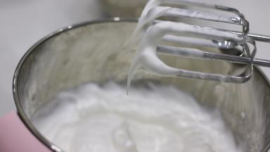 4.	加入剩余糖打至弹性大弯钩状态