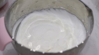 5.	分两次筛入低筋面粉，每次确保翻拌均匀后再加入下一次