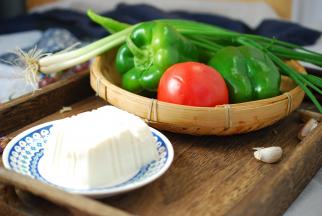 准备好所需要的食材。我用的是盒装豆腐，用了差不多一半。