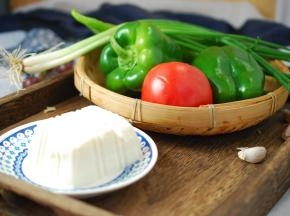 准备好所需要的食材。我用的是盒装豆腐，用了差不多一半。