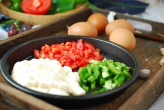 青椒清洗干净，切成小丁，西红柿清洗干净，中等大小的，一半就够用了，也切碎成丁。盒装豆腐很软，用小刀直接划成小块。再准备4个鸡蛋。
