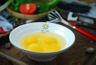 鸡蛋打散在碗内，加入适量盐、料酒搅拌均匀。