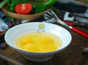 鸡蛋打散在碗内，加入适量盐、料酒搅拌均匀。