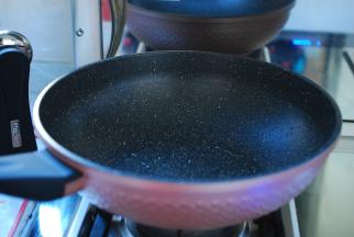 炒锅烧热，放油。如今我们提倡少油少盐，为了身体健康，平时我们炒鸡蛋要倒很多油，放少了会粘锅，鸡蛋内吸进了大量的油脂，吃起来会特别腻，所以我一般很少炒鸡蛋吃。这次我用的是WACAO钻石不粘锅，不用放太多油，有一点点润润锅就行了。也就是倒一点儿油转动一下锅子，锅内看不到剩下的油，这样就够了。