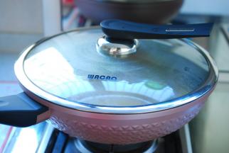 轻轻转动锅，让鸡蛋豆腐饼，摊匀，转成小火，盖上锅盖，焖熟。