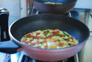 千万不要等到锅内的油冒烟，高温油不仅破坏营养，还会产生多种致癌物质。用手试探下稍微感觉到热度，把搅拌好的鸡蛋豆腐倒进去。