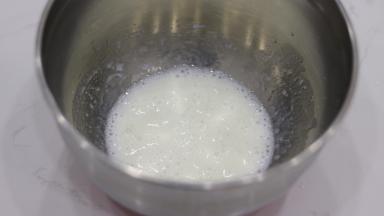 牛奶和色拉油一起秤量后打至乳化